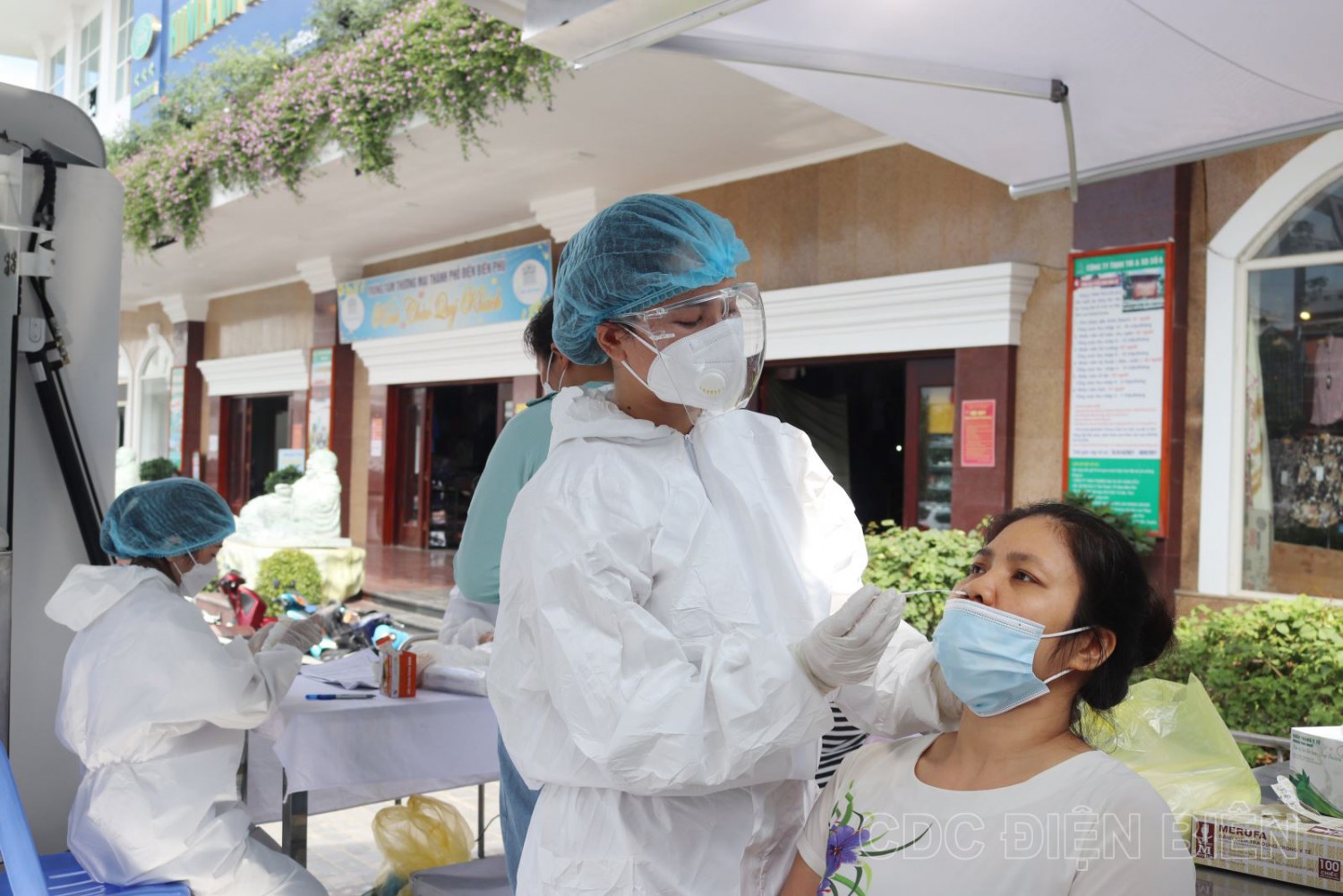 Điện Biên lấy mẫu xét nghiệm COVID-19 bằng xe ô tô chuyên dụng tiêm vắc xin và lấy mẫu xét nghiệm lưu động