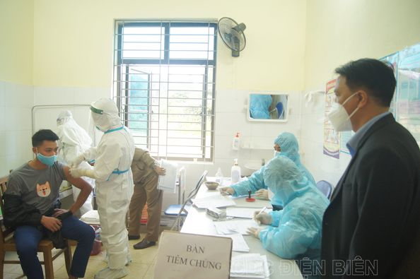 Giám đốc sở y tế kiểm tra công tác tiêm vắc xin phòng Covid-19, đợt 18 tại huyện Điện Biên Đông và huyện Điện Biên