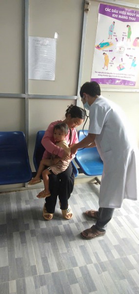 Bác sỹ thực hiện khám cho bệnh nhân