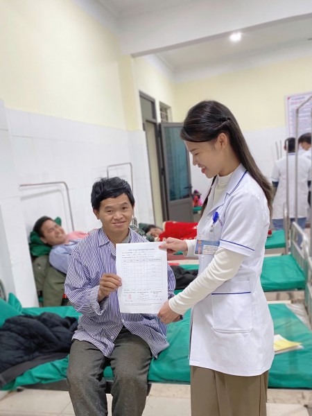 Đoàn Thanh niên TTYT huyện Điện Biên Đông hỗ trợ tiền ăn cho bệnh nhân