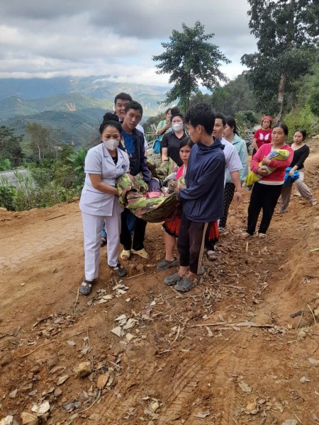 Thực hiện cấp cứu và đỡ đẻ tại nhà cho bệnh nhân chuyển dạ không ra được cơ sở Y tế